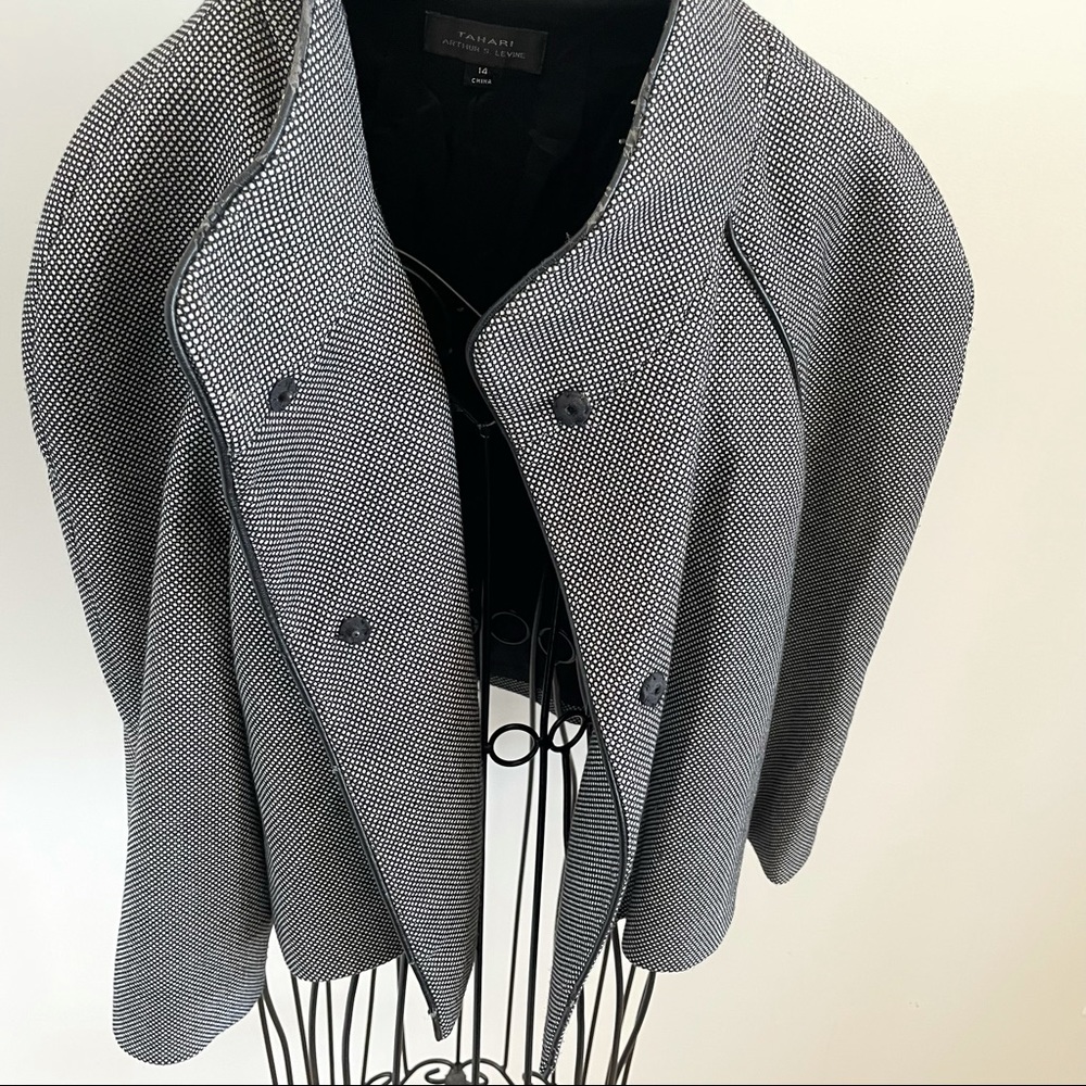 Poncho - Picture 4 of 4
